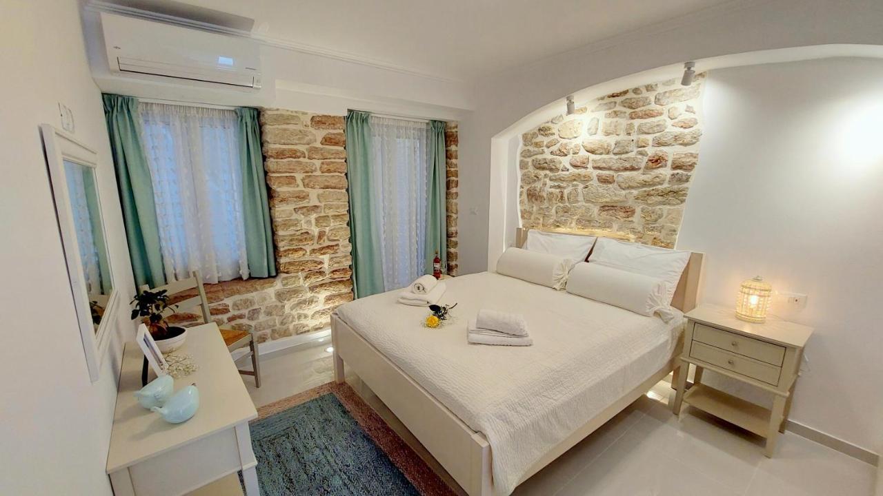 Apartment Mouses Erato