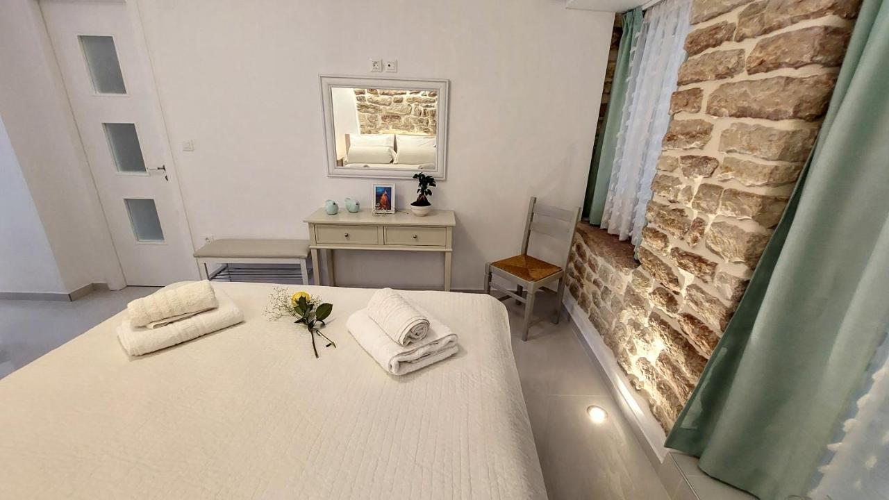 Apartment Mouses Erato *