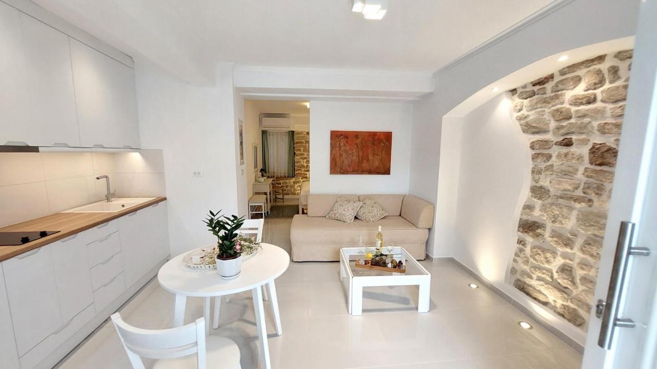 Apartment Mouses Erato *