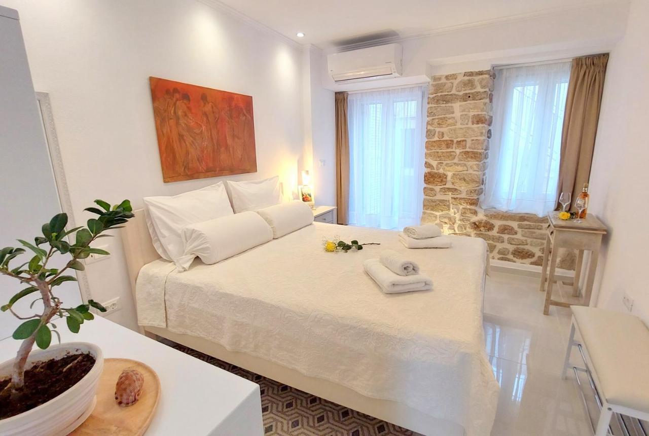 Mouses Erato Vathy (Ithaca)