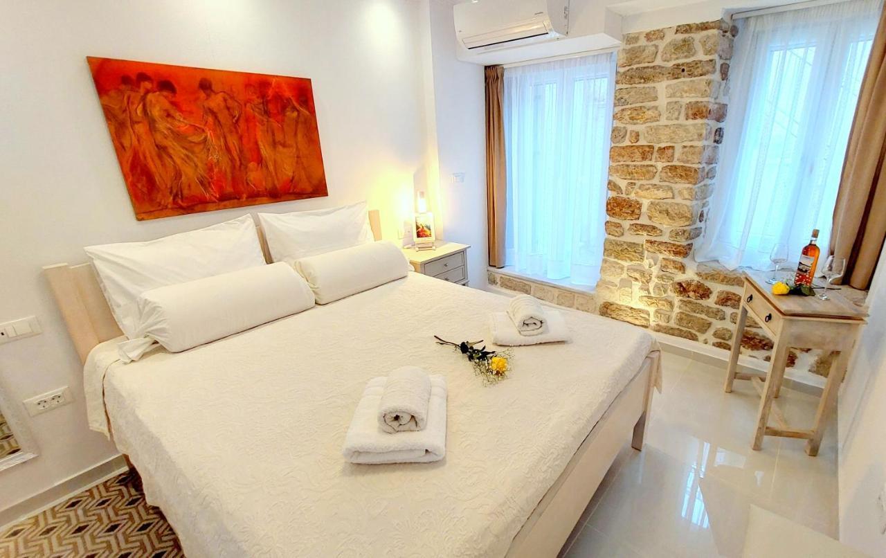 Mouses Erato Apartment